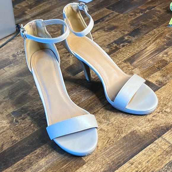 GM Shoes - GM  “Ideal” Flex Heels Size 7.5
